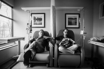 Howie habla de sus «dos sillas» en la sala de oncología donde reciben el tratamiento de quimioterapia semanal. Howie y Laurel llevan casados 34 años. Greenwich, Connecticut, enero de 2013. De la exposición 'La huella familiar'