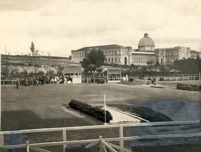 Vista del Hipódromo durante las pruebas de ensayo de un concurso hípico. Al fondo se distingue la cúpula del actual museo de Ciencias Naturales.