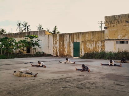 Jóvenes sordos practicando deporte en las calles de Bata (Guinea Ecuatorial)