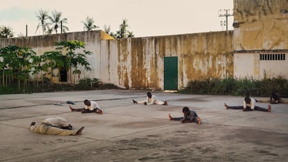 Jóvenes sordos practicando deporte en las calles de Bata (Guinea Ecuatorial)
