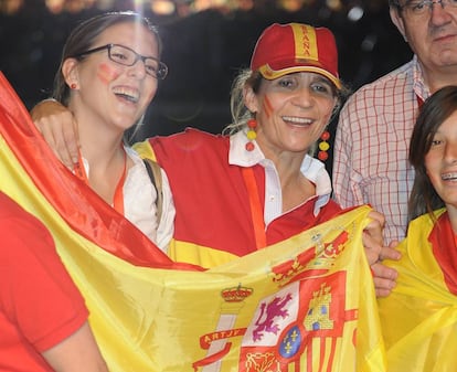 Elena de Borbón en una fiesta en la calle por la selección de España.