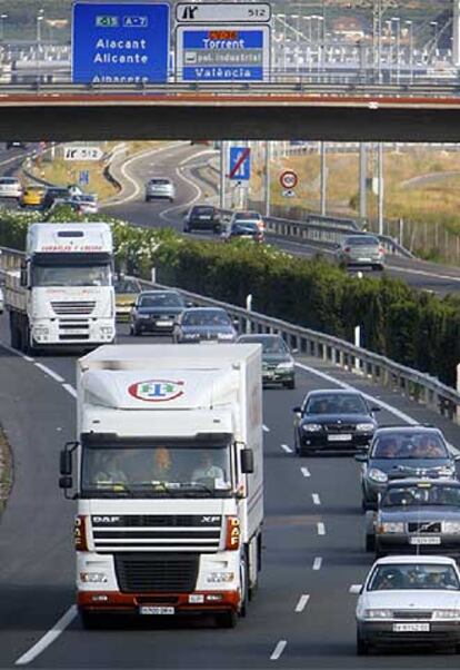 Tráfico en un acceso a Valencia, ayer.