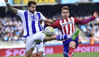 Griezmann, autor de un golazo, pelea el bal&oacute;n con &Iacute;&ntilde;igo Mart&iacute;nez.