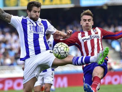 Griezmann, autor de un golazo, pelea el bal&oacute;n con &Iacute;&ntilde;igo Mart&iacute;nez.