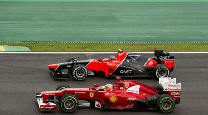 Fernando Alonso supera a Charles Pic, durante el GP de Brasil