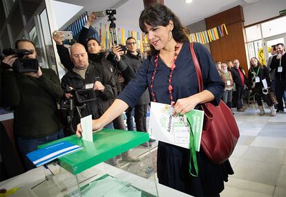 La candidata de Adelante Andalucía, Teresa Rodríguez, ejerce su derecho al voto en Cádiz.