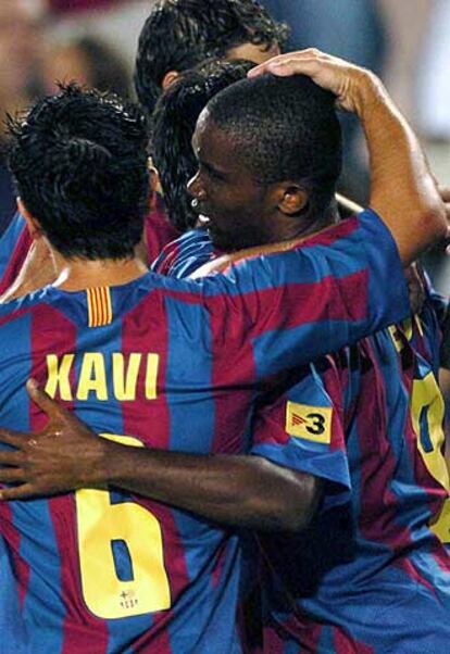 Eto'o, abrazado por Xavi tras marcar el gol de su equipo.