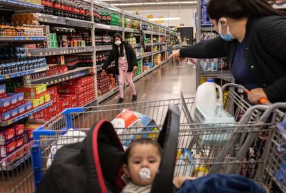 Nani compra con su tía y su prima en Walmart un día después de que la niña llegara a vivir con su familia extendida a Indiana.