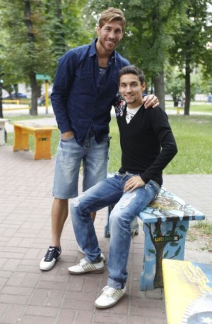 Ramos aprovechó el día libre en la concentración para comer con sus padres y con Jesús Navas, uno de sus grandes amigos.