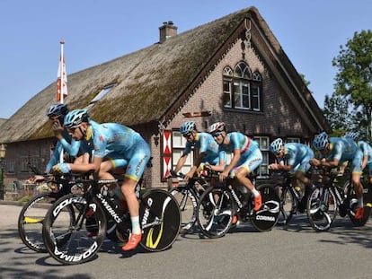 Corredores del Astana entrenan en las proximidades de Utrecht