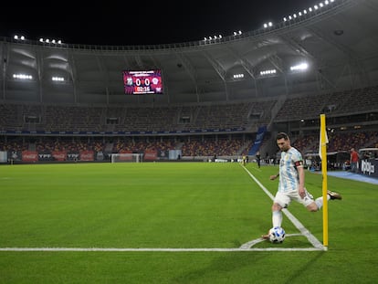 Messi bate escanteio durante partida das eliminatórias da Copa do Mundo contra o Chile, em Santiago del Estero.