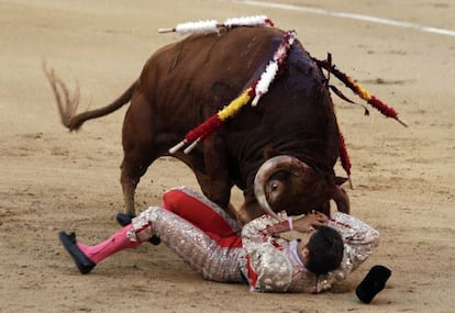 Cesar Puerto, de la cuadrilla de López Simón sufre una cogida en el tercio de banderillas.