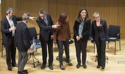 Jaume Collboni, Manuel Fern&aacute;ndez, Jordi Mart&iacute;, Laia Bonet, Roc&iacute;o Sempere y Carmen Andr&eacute;s, ayer, antes de empezar el debate.
 
  