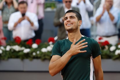 El tenista español Carlos Alcaraz celebra su victoria en la final del Mutua Madrid Open.