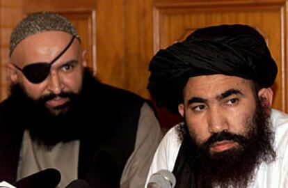 El embajador del régimen talibán en Pakistán, Abdul Salam Zaeef (derecha), durante la rueda de prensa en la que ha admitido que Bin Laden se encuentra en Afganistán.