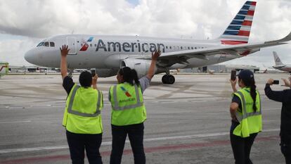 Operarios reciben a pie de pista el primer vuelo comercial que realiza la ruta Miami-La Habana tras 50 años de bloqueo.