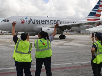 Operarios reciben a pie de pista el primer vuelo comercial que realiza la ruta Miami-La Habana tras 50 años de bloqueo.