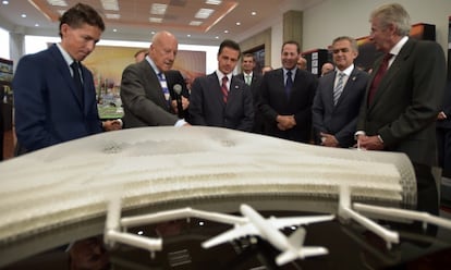 Foster, el segundo por la izquierda, le explica a Peña Nieto el proyecto