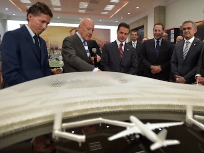 Foster, el segundo por la izquierda, le explica a Peña Nieto el proyecto
