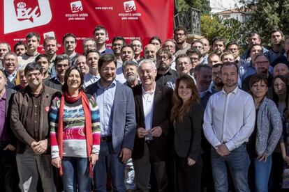 El coordinador de Izquierda Unida (en el centro) junto a los candidatos de Esquerra Unida.