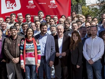 El coordinador de Izquierda Unida (en el centro) junto a los candidatos de Esquerra Unida.