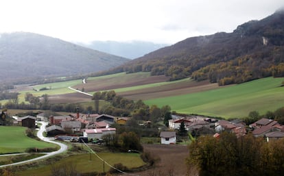 Las viviendas de Sabando, rodeadas de montañas. 