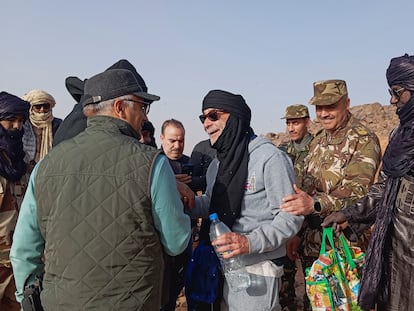 El español Joaquín Navarro, que fue secuestrado en el sur de Argelia y transportado por sus captores al norte de Malí, es entregado a las autoridades argelinas tras ser liberado por el Frente de Liberación de Azawad (FLA), en las afueras de Tinzaouaten (Malí), este martes.