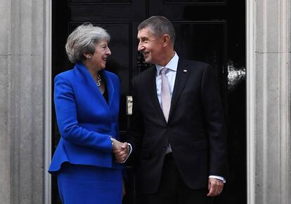 La primera ministra de Reino Unido, Theresa May, recibe a su homólogo checo, Andrej Babis, este miércoles en el 10 de Downing Street