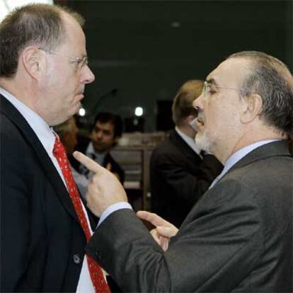 El vicepresidente Pedro Solbes (derecha) conversa con el ministro alemán de Finanzas, Peer Steinbrueck.