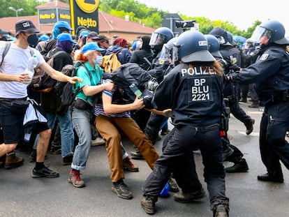 Gruenheide (Germany), 10/05/2024.- Police officers clash with environmental activists as they protest against Tesla's plans to extend its Gigafactory plant, in Gruenheide, near Berlin, Germany, 10 May 2024. Due to the ongoing protests, Tesla announced earlier this week it would suspend production at its factory in Gruenheide on 10 May. (Protestas, Alemania) EFE/EPA/FILIP SINGER