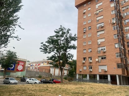 Vista del bloque de los narcopisos de la Calle Cullera junto al Colegio Irlandesas.