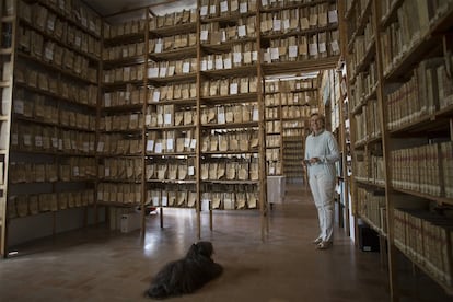 Encerrada con la tonelada de papel, durante una década lo ordenó, describió e indexó en 19 volúmenes para conservarlo. Hoy está ubicado en un palacio surgido de las ruinas de la primera fortaleza de Guzmán el Bueno (1297), que ocupa una hectárea y media de un picacho en pleno centro de la patria de la manzanilla. En la imagen, Liliane Dahlmann, presidenta de la Fundación Casa Medina Sidonia en el archivo del palacio.