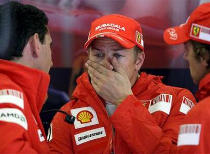 El finlandés, charlando con su ingeniero y su compañero, Felipe Massa