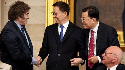 Javier Milei (izquierda) estrecha la mano del vicepresidente chino, Han Zheng, (centro) durante la toma de protesta de Donald Trump, el 20 de enero en Washington.