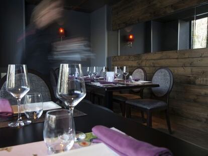Comedor del restaurante Lakasa, en Madrid. Abajo, royal de liebre.