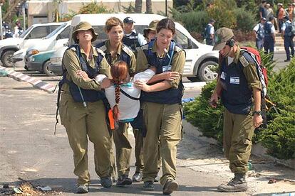 Mujeres soldado israelíes desalojan a una colona judía de un asentamiento del sector de Gush Katif, en Gaza.