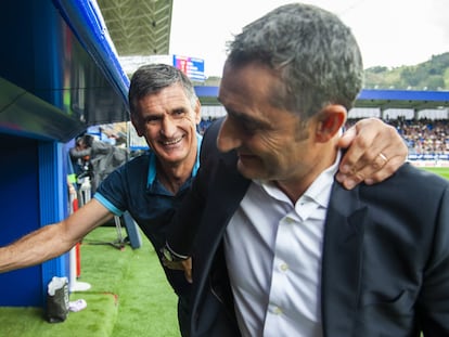 Saludo entre Ernesto Valverde y José Luis Mendilibar en un Eibar-Barcelona de 2019.