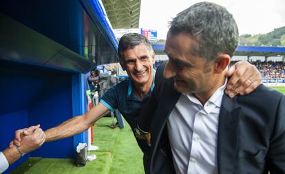 Saludo entre Ernesto Valverde y José Luis Mendilibar en un Eibar-Barcelona de 2019.