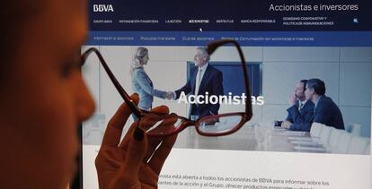 Una usuaria consulta la web de accionistas e inversores del BBVA.