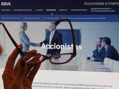 Una usuaria consulta la web de accionistas e inversores del BBVA.