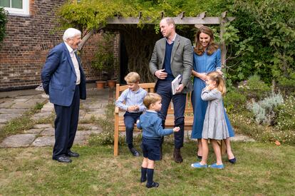 Los duques de Cambridge, Guillermo de Inglaterra y Kate Middleton, con sus hijos, los príncipes Jorge, Carlota y Luis y David Attenborough, en Londres el pasado septiembre.