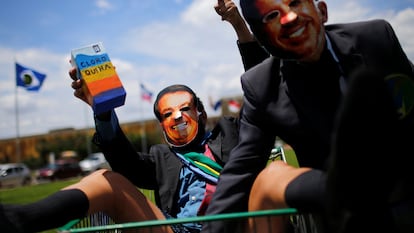 Manifestantes protestam em Brasília no dia 30 de outubro com máscaras do presidente Jair Bolsonaro e do presidente da Câmara, Arthur Lira.