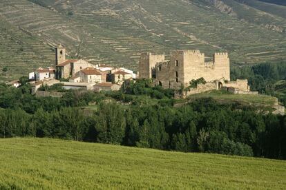 Este pueblo de 140 habitantes ubicado en el valle de Cidacos, en las Tierras Altas de Soria, cerca ya de La Rioja, es una de las 13 localidades que se unirán en 2017 a la Asociación de Los Pueblos Más Bonitos de España. Integrada actualmente por 44 municipios de menos de 15.000 habitantes, pasarán a ser 57 enclaves cuyos ayuntamientos han tenido que solicitar la pertenencia al club y pasar una serie de filtros de calidad. En el caso de esta villa señorial –título que conservó hasta el siglo XIX–, de origen prerromano, calles empedradas y tradición arriera, destaca la torre románica de San Miguel, datada en 1146 y de influencias lombardas, el castillo y la iglesia gótica de San Lorenzo, del siglo XV.