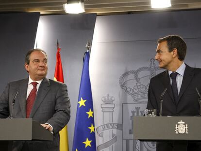 El presidente José Luis Rodríguez Zapatero (a la derecha), junto a su homólogo griego, Kostas Karamanlis.