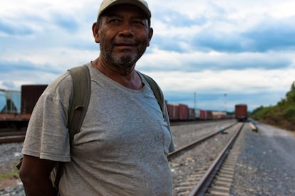 Esperando en las vías del tren en Tierra Blanca, Veracruz.