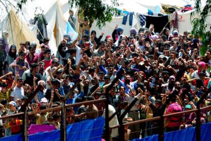 Refugiados sirios, en una protesta contra el presidente Bachar el Asad en el campo de Cruz Roja en la frontera con Turquía.