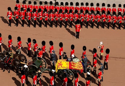 El ataúd de la reina Isabel II, sobre un armón de artillería del que tiran seis caballos, se dirige desde el palacio de Buckingham hacia Westminster Hall, este miércoles en Londres.