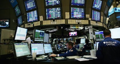 Corredores de bolsa trabajan en las instalaciones de la plaza bursátil de Nueva York.