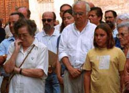 Ciudadanos valencianos guardan silencio en memoria de las víctimas de los atentados en EE UU.