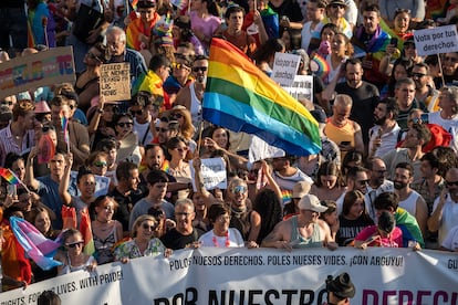 Varias personas participan en la manifestación del Orgullo LGTBI en Madrid.